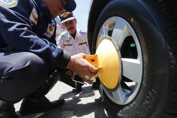  Parkir Sembarangan di Surabaya, Siap-Siap Ditilang & Diderek