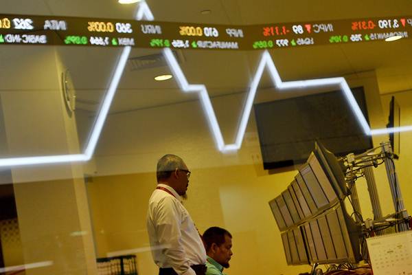 Karyawan memantau pergerakan harga saham di Bursa Efek Indonesia, Jakarta, Senin (11/9)./ANTARA-Sigid Kurniawan