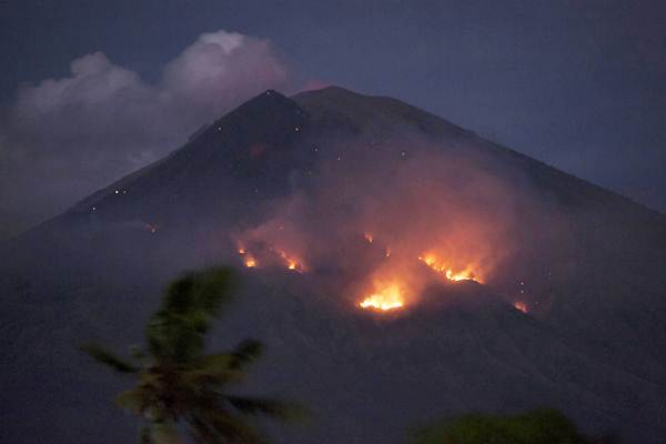  Hutan Lereng Gunung Agung Terbakar