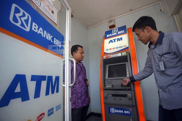 Petugas gabungan dari Polres Blitar dan Kantor Cabang BRI memeriksa mesin Anjungan Tunai Mandiri (ATM) saat berpatroli bersama di Blitar, Jawa Timur, Sabtu (24/3/2018)./ANTARA-Irfan Anshori