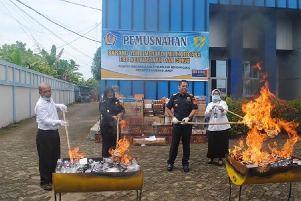  Jalankan Fungsi Community Protector, Bea Cukai Jambi Musnahkan Rokok dan Miras Ilegal