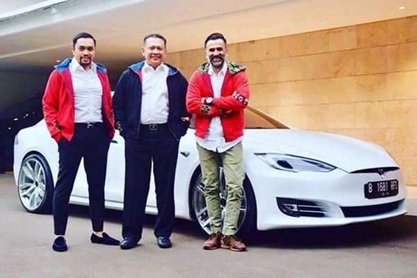  Ketua DPR Bambang Soesatyo Naik Mobil Listrik Tesla ke Kantor