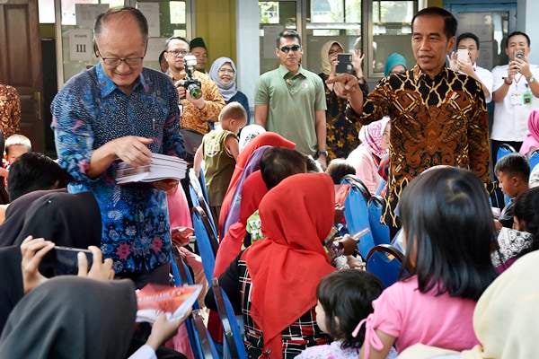  Presiden Jokowi dan Jim Yong Kim Bagi-bagi Buku