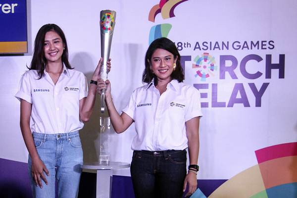  Dian Sastrowardoyo dan Mikha Tambayong Pembawa Obor Asian Games 2018