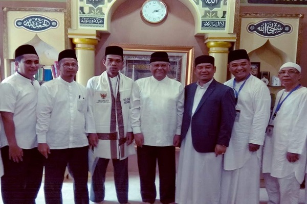 Dai kondang Abdul Somad (kiri ketiga) foto bersama Wakil Ketua Baznas Zainulbahar Noor (kanan keempat) seusai dikukuhkan sebagai Duta Zakat Indonesia, mulai hari ini, Rabu (11/7/2018)./Istimewa-Baznas 