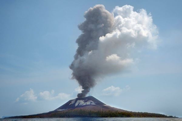  Gunung Anak Krakatau Meletus 56 Kali, Status Tetap Waspada