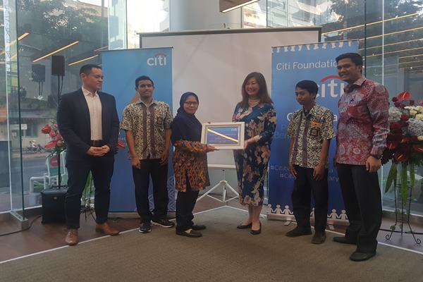  Citibank Donasikan 50 Unit Komputer untuk Sekolah Surabaya