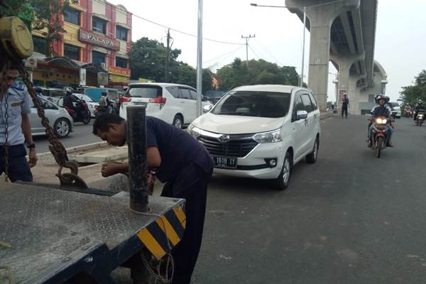  Jelang Asian Games 2018: Parkir di Bahu Jalan, Puluhan Kendaraan Pribadi Diamankan Dishub