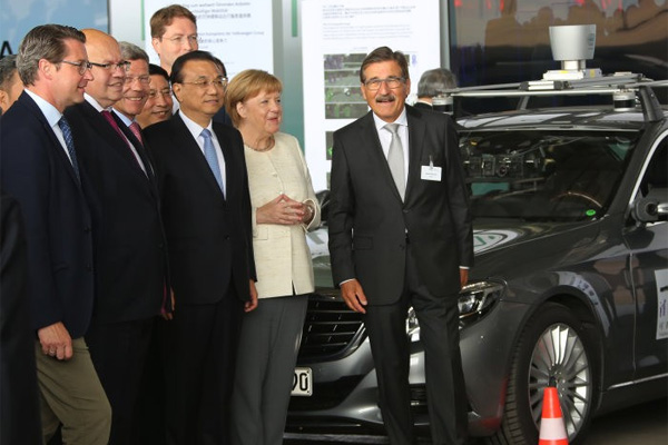  Merkel dan Li Keqiang Saksikan Unjuk Mobil Otonom di Tempelhof