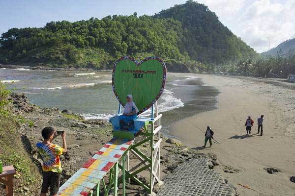  Hindari Mandi di Pantai, Gelombang Tinggi Mengantai Pesisir Cilacap hingga Yogyakarta