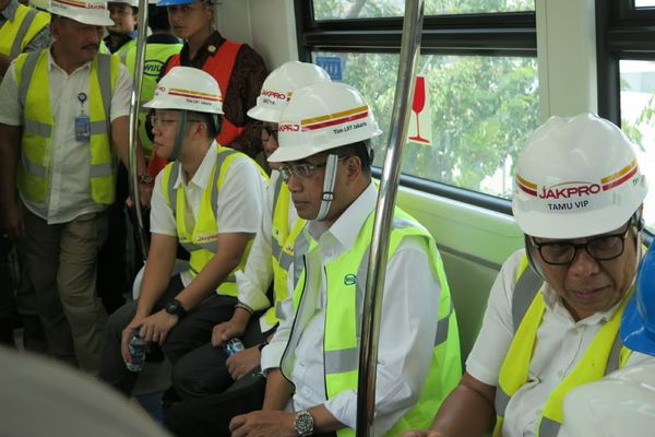  Meski Belum Rampung, Menhub Jajal Kereta LRT DKI