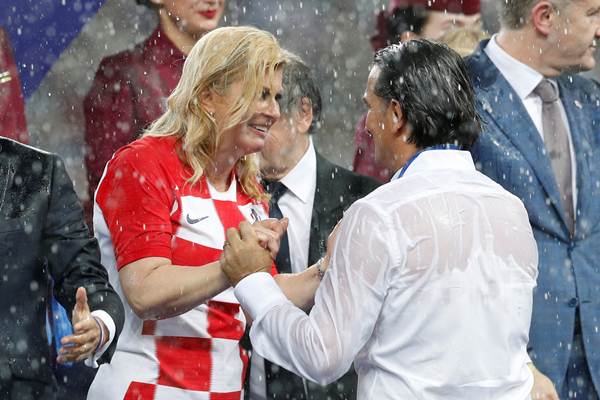  Presiden Kroasia Kolinda Grabar-Kitarovic Rela Berhujan-hujan Demi Timnasnya