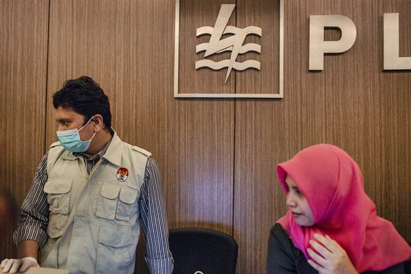 Penyidik KPK (kiri) memeriksa bagian resepsionis saat penggeledahan di Kantor Pusat PLN, Jakarta, Senin (16/7)./ANTARA-Aprillio Akbar