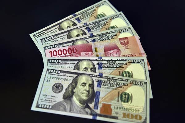 Lembaran mata uang rupiah dan dolar AS diperlihatkan di salah satu jasa penukaran valuta asing di Jakarta, Senin (2/7/2018)./ANTARA FOTO/Puspa Perwitasari 