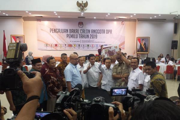 Gerindra Serahkan Berkas Bacaleg Bertuliskan 2019 Prabowo Presiden