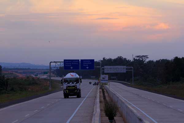  KEMACETAN SUMATRA : Saat Ruas Tol Padang–Pekanbaru Diandalkan Jadi Solusi  