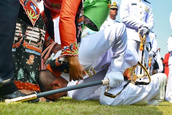  Suasana Haru Usai Upacara Prasetya Perwira TNI-Polri 2018