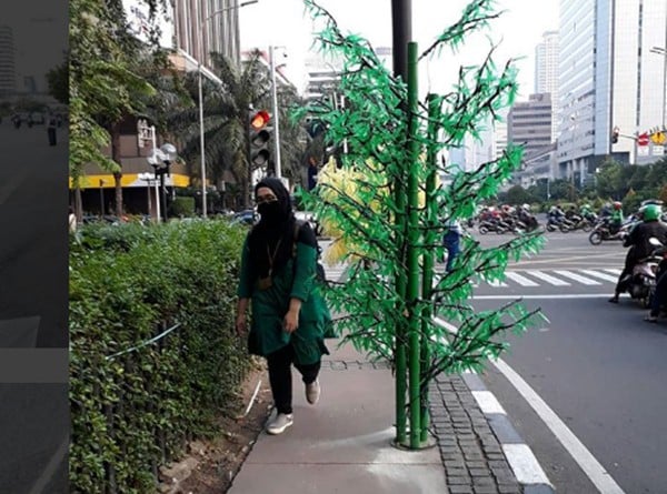Pohon palsu atau imitasi di trotoar DKI Jakarta/Instagram koalisipejalankaki