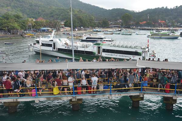  Cuaca Buruk, Ratusan Wisatawan Tertahan di Pelabuhan Padangbai