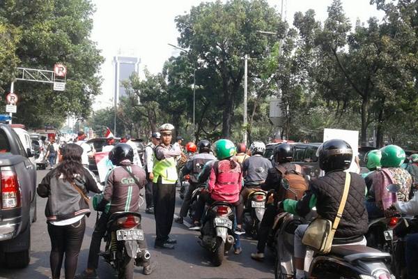  DEMO TOLAK JUAL ASET PERTAGAS: Serikat Pekerja Pertamina Berseragam Putih