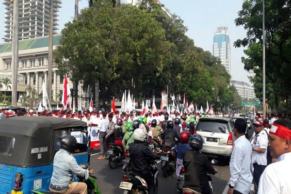  DEMO TOLAK JUAL ASET PERTAGAS: Pendemo Berpakaian Khas Papua Minta Menteri Rini Mundur