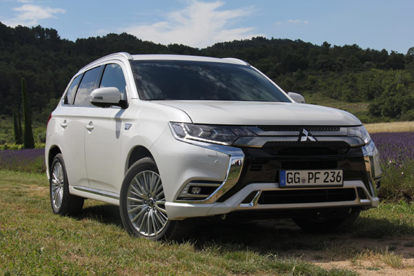  Mobil SUV Pintar Multitalenta Outlander PHEV Model 2019