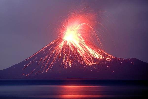  Gunung Anak Krakatau Muntahkan Lava Pijar