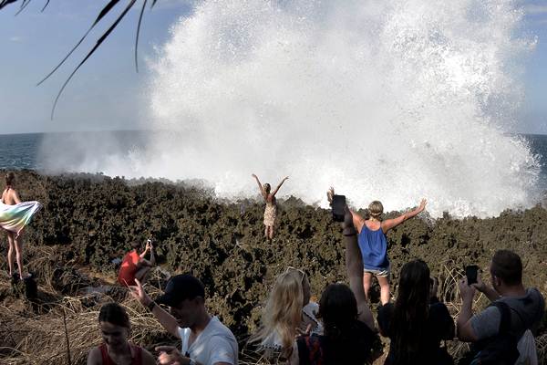  Gelombang Tinggi Pantai Waterblow Justru Menarik Wisman