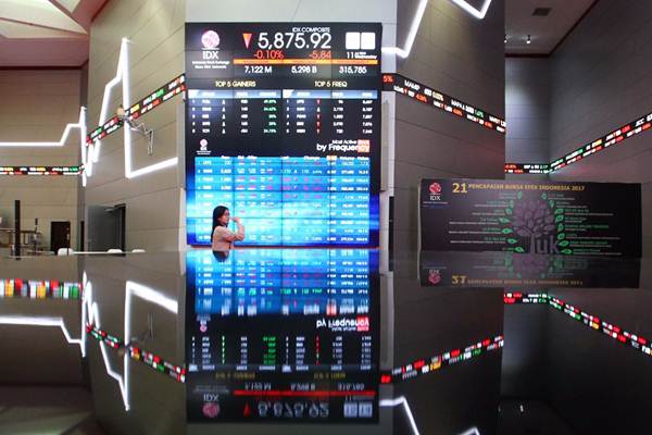 Pengunjung mengamati papan monitor yang menunjukkan pergerakan indeks harga saham gabungan (IHSG) di gedung Bursa efek Indonesia, Jakarta, Rabu (11/7/2018)./JIBI-Dwi Prasetya