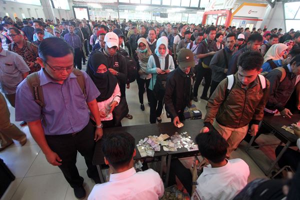  Calo dan Antre Panjang di Stasiun, ‘Roker’ Protes Tiket Kertas Kereta Commuter