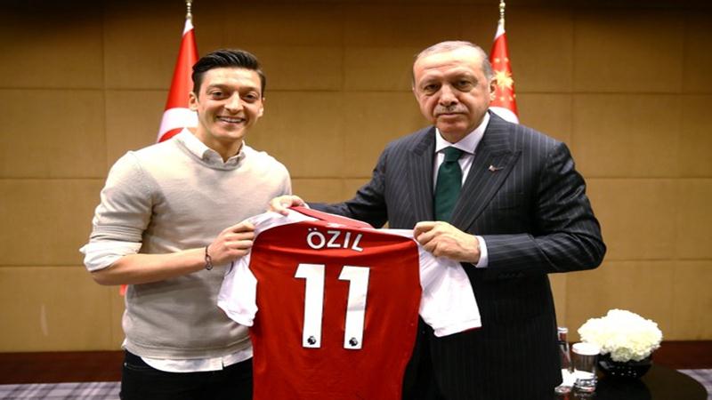 Ini Pembelaan Mesut Ozil Terkait Kritik Fotonya dengan Tayyip Erdogan