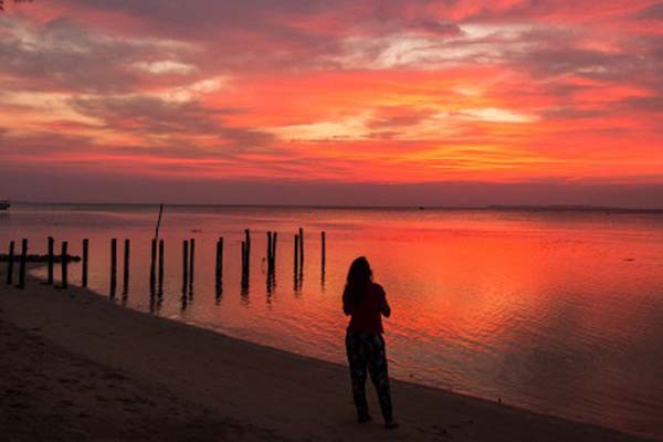  Menikmati Eloknya Matahari Tenggelam di Pantai Laendra, Karimunjawa