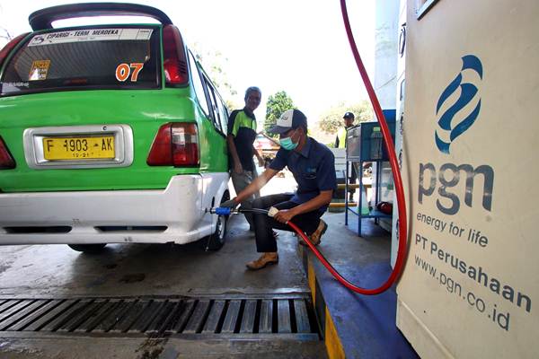 Petugas mengisi bahan bakar gas pada angkutan kota di Stasiun Pengisian Bahan bakar Gas (SPBG) milik PT Perusahaan Gas Negara Tbk (PGN), di Bogor, Jawa Barat, Kamis (15/3/2018)./ANTARA-Yulius Satria Wijaya