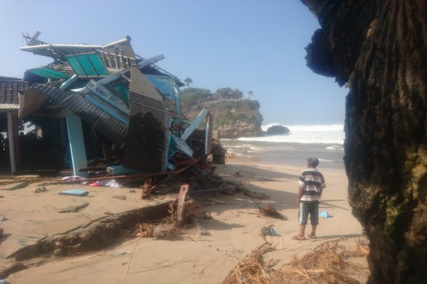  Ombak Besar Rusak Ratusan Bangunan di Pantai Selatan Gunungkidul