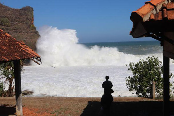  Gelombang Tinggi Hancurkan Bangunan di Pantai Selatan Jawa Barat