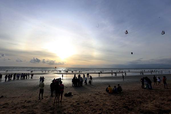  Gelombang Tinggi, Pantai Kuta Masih Ditutup