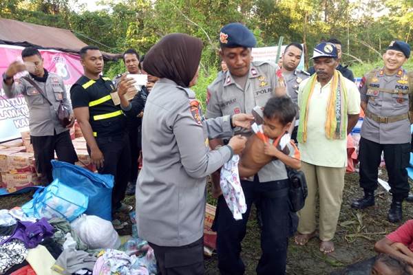  Suku Muase Ane di Maluku Menderita Kelaparan. Polri Kirim Bantuan Sosial