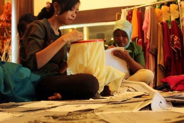 Perajin kain sulam tangan Karawo di Gorontalo. Industri kecil menengah termasuk yang disasar Pemprov Gorontalo untuk dikembangkan demi menekan angka kemiskinan di daerah itu./Antara