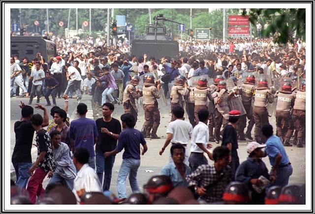Peristiwa 27 Juli 1996 atau Peristiwa Kudatuli (Kerusuhan Dua Puluh Tujuh Juli) atau Peristiwa Sabtu Kelabu (kejadian terjadi pada  Sabtu) adalah peristiwa pengambilalihan secara paksa kantor DPP Partai Demokrasi Indonesia (PDI) di Jalan Diponegoro 58 Jakarta Pusat yang saat itu dikuasai pendukung Megawati Soekarnoputri/Istimewa 