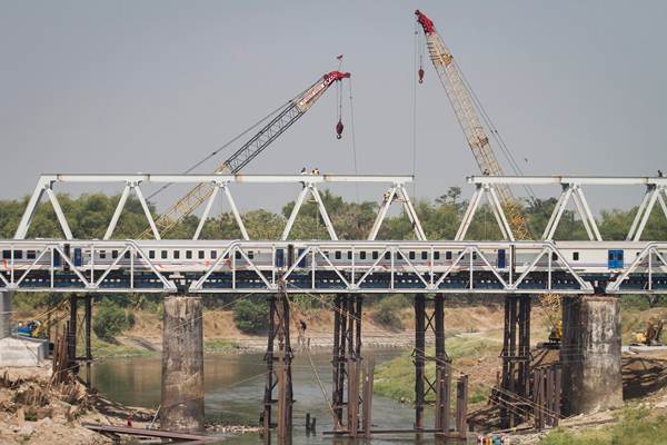  Pembangunan Jembatan Rel Kereta Ganda Solo-Kedungbanteng
