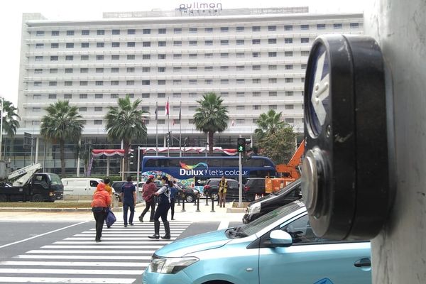  Potret Antusiasme Warga Jakarta \"Nyeberang\" di Pelican Crossing Bundaran HI