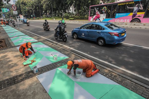  Trotoar Pelangi Kembali Dicat Hitam Putih, Ini Pembelaan Sandiaga 