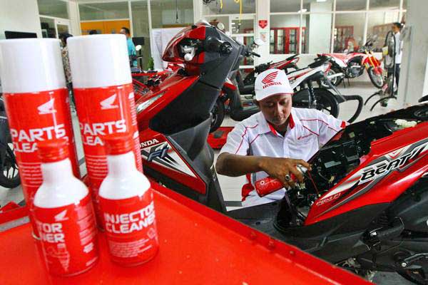 Mekanik mendemonstrasikan penggunaan produk Honda Injector & Part Cleaner saat peluncurannya di Mitra Pinasthika Mulia Part Centre, Sidoarjo, Jawa Timur, Jumat (23/2/2018)./JIBI-Wahyu Darmawan