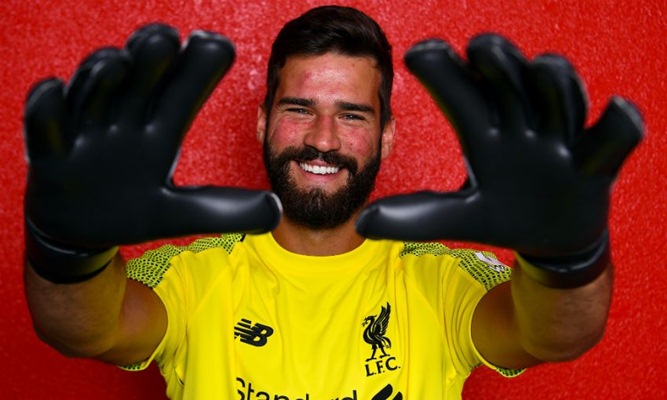  Kiper Alisson Debut di Liverpool vs Napoli