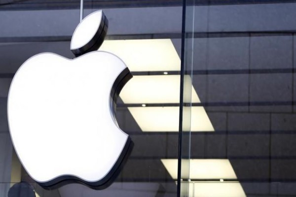 Logo Apple di satu toko Apple di Munich, Jerman/Reuters