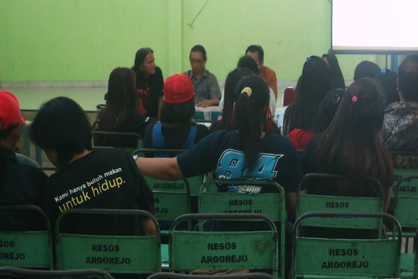 Para PSK tengah mengikuti pertemuan di Balai RW 006 Kalibanteng, Semarang Barat, Kamis (2/8/2018). Pertemuan itu membahas kesehatan para PSK dan rencana penutupan Sunan Kuning./JIBI-Imam Yuda S.