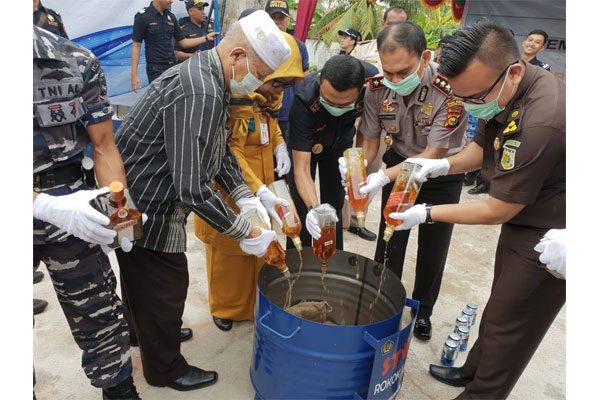  Dari Miras Hingga Gula, Barang-Barang Ilegal ini Dimusnahkan Bea Cukai