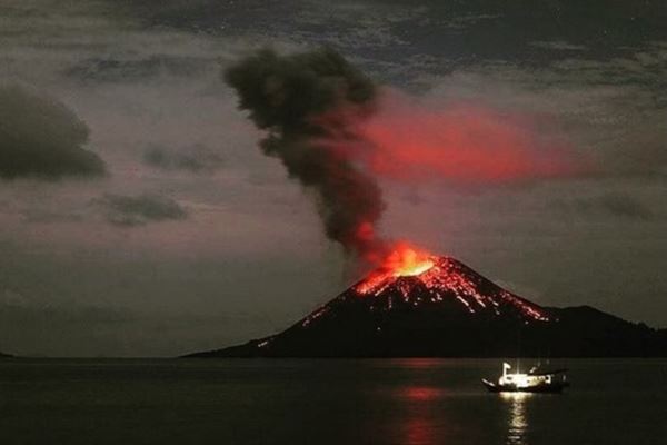  Jumat (3/8), Gunung Anak Krakatau Meletus 49 Kali