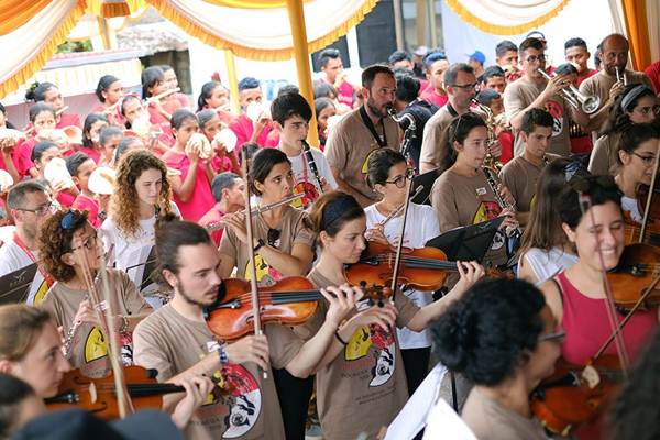  Kelompok Orkestra asal Spanyol Ocas Workoshop di Kampus di Ambon