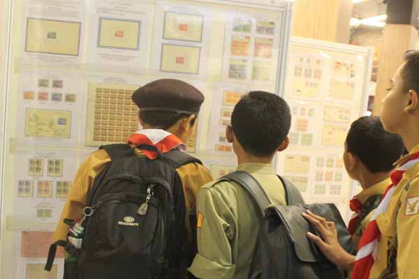 Siswa sekolah dasar sedang melihat koleksi perangko di Baliphex 2018, Jumat (3/8/2018)/Ni Putu Eka Wiratmini